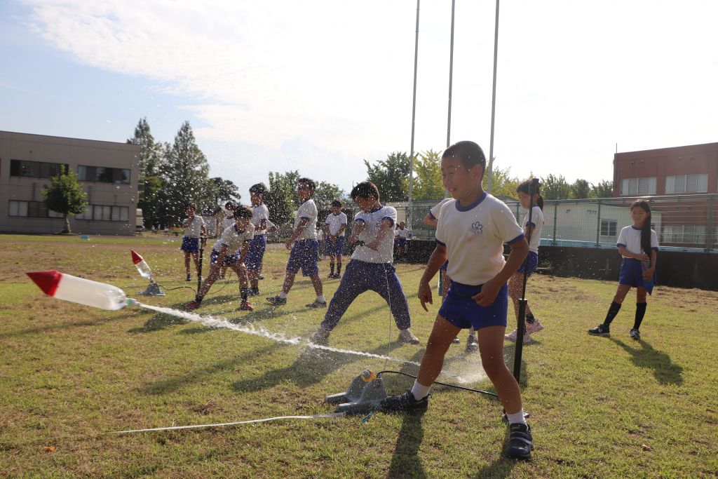 空気フォーカスでペットボトルロケット 上越教育大学附属小学校 新潟県上越市