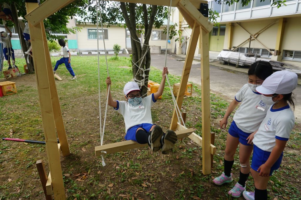 ブランコ ベンチが完成しました 上越教育大学附属小学校 新潟県上越市