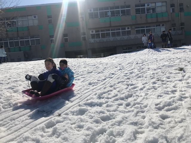 校庭で雪遊び 上越教育大学附属小学校 新潟県上越市