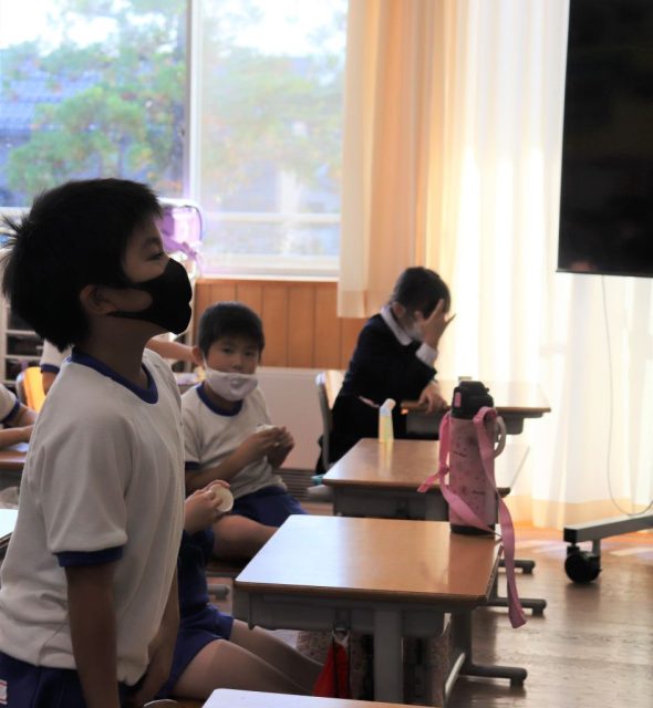 赤ちゃんせんべいと今食べているせんべい 上越教育大学附属小学校 新潟県上越市